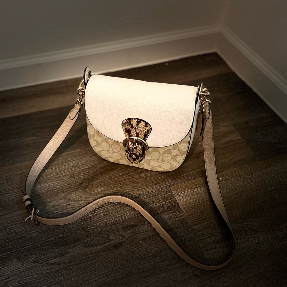 COACH purse TWO DIFFERENT straps and extra keychain